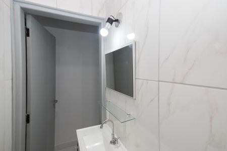 Banheiro de casa para alugar com 1 quarto, 24m² em Vila Pedra Branca, São Paulo