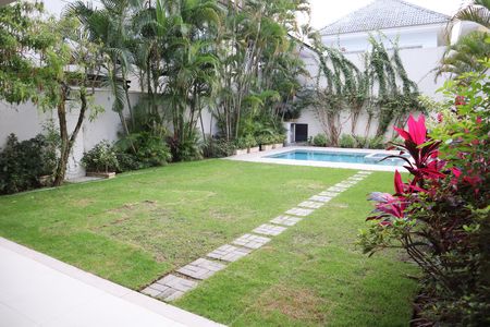 Casa de condomínio para alugar com 271m², 4 quartos e 3 vagasquintal  com piscina