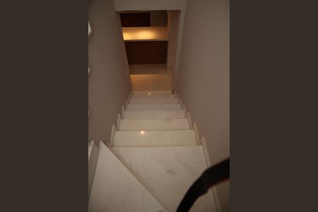 Casa de condomínio para alugar com 271m², 4 quartos e 3 vagasescada