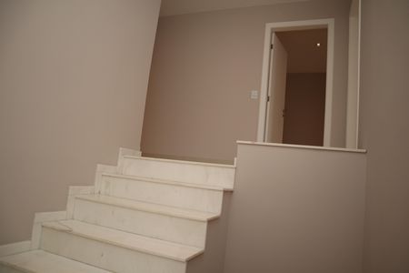 Casa de condomínio para alugar com 271m², 4 quartos e 3 vagasescada