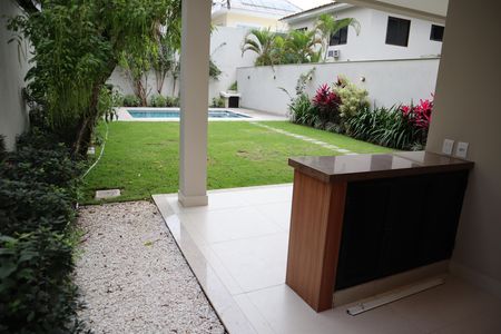 Casa de condomínio para alugar com 271m², 4 quartos e 3 vagasquintal