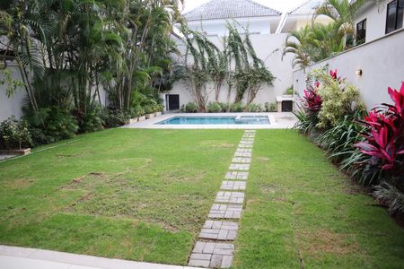 Casa de condomínio para alugar com 271m², 4 quartos e 3 vagasquintal  com piscina
