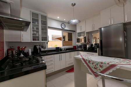 Casa de condomínio à venda com 200m², 4 quartos e 4 vagas Casa de condomínio à venda com 200m², 4 quartos e 4 vagasCOZINHA