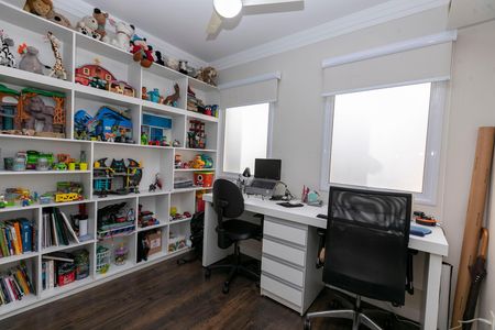 Casa de condomínio à venda com 200m², 4 quartos e 4 vagas Casa de condomínio à venda com 200m², 4 quartos e 4 vagasESCRITÓRIO