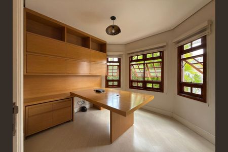Casa à venda com 490m², 3 quartos e 4 vagas