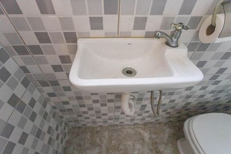Banheiro  de kitnet/studio para alugar com 1 quarto, 24m² em Campanário, Diadema