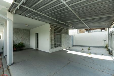 Casa à venda com 323m², 3 quartos e 4 vagas Casa à venda com 323m², 3 quartos e 4 vagasGARAGENS