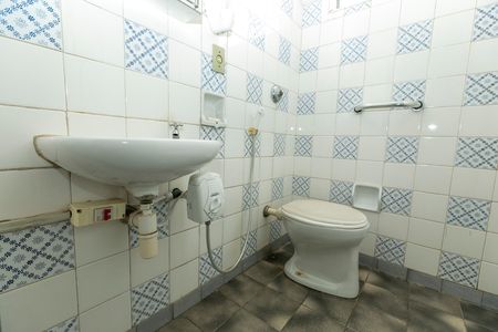 Casa à venda com 323m², 3 quartos e 4 vagas Casa à venda com 323m², 3 quartos e 4 vagasBANHEIRO 2