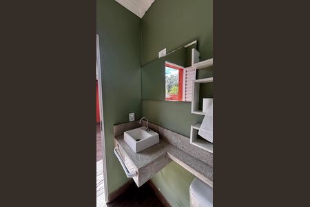 Casa à venda com 198m², 4 quartos e 2 vagas Casa à venda com 198m², 4 quartos e 2 vagasSotão Banheiro