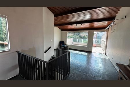 Casa à venda com 198m², 4 quartos e 2 vagas Casa à venda com 198m², 4 quartos e 2 vagasSotão