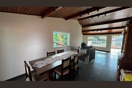 Casa à venda com 198m², 4 quartos e 2 vagas Casa à venda com 198m², 4 quartos e 2 vagasSotão