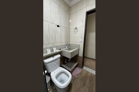 Casa à venda com 198m², 4 quartos e 2 vagas Casa à venda com 198m², 4 quartos e 2 vagasBanheiro