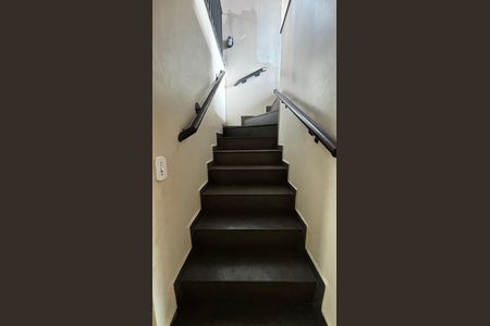 Casa à venda com 198m², 4 quartos e 2 vagas Casa à venda com 198m², 4 quartos e 2 vagasEscada