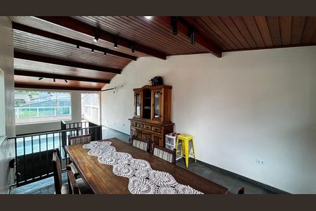 Casa à venda com 198m², 4 quartos e 2 vagas Casa à venda com 198m², 4 quartos e 2 vagasSotão