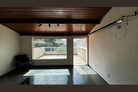 Casa à venda com 198m², 4 quartos e 2 vagas Casa à venda com 198m², 4 quartos e 2 vagasSotão