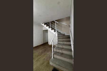 Casa à venda com 198m², 4 quartos e 2 vagas Casa à venda com 198m², 4 quartos e 2 vagasEscada