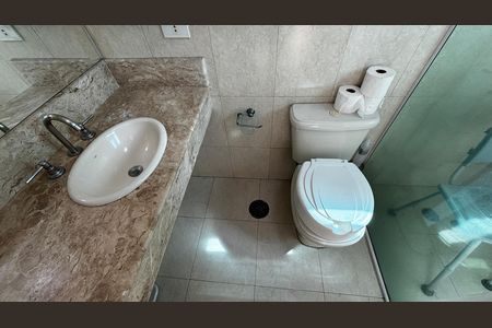 Casa à venda com 198m², 4 quartos e 2 vagas Casa à venda com 198m², 4 quartos e 2 vagasBanheiro da Suíte