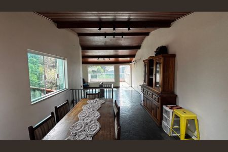 Casa à venda com 198m², 4 quartos e 2 vagas Casa à venda com 198m², 4 quartos e 2 vagasSotão