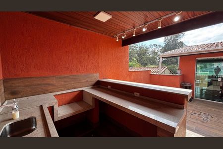 Casa à venda com 198m², 4 quartos e 2 vagas Casa à venda com 198m², 4 quartos e 2 vagasSotão Churrasqueira
