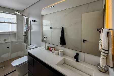 Apartamento à venda com 240m², 5 quartos e 2 vagas Apartamento à venda com 240m², 5 quartos e 2 vagasBanheiro da Suíte 2