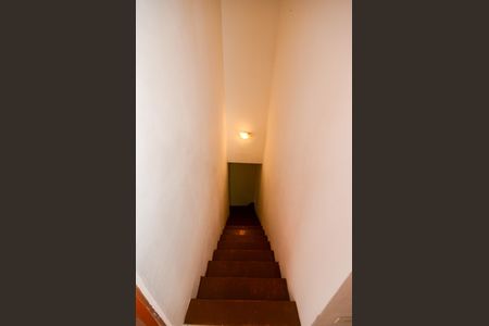 Escada de casa para alugar com 4 quartos, 200m² em Conjunto Habitacional Turistica, São Paulo