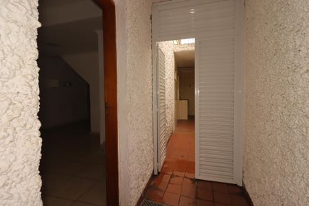 Casa para alugar com 161m², 2 quartos e 2 vagasCorredor externo