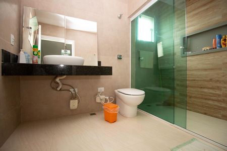 Casa de condomínio para alugar com 798m², 3 quartos e 4 vagas Casa de condomínio para alugar com 798m², 3 quartos e 4 vagasBanheiro da Suíte 2