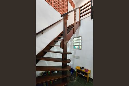 Casa de condomínio à venda com 160m², 3 quartos e 1 vaga Casa de condomínio à venda com 160m², 3 quartos e 1 vagaEscada 1
