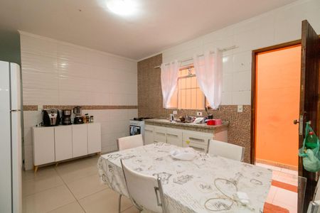Casa à venda com 160m², 4 quartos e 2 vagas Casa à venda com 160m², 4 quartos e 2 vagasCozinha
