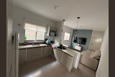Cozinha de casa para alugar com 2 quartos, 30m² em Chácara Holiday, Itaquaquecetuba