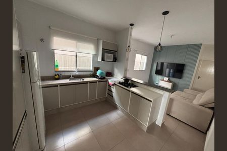 Cozinha de casa para alugar com 2 quartos, 30m² em Chácara Holiday, Itaquaquecetuba