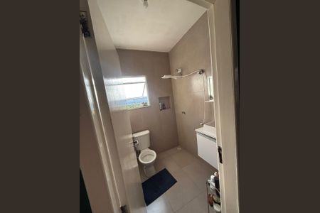 Banheiro de casa para alugar com 2 quartos, 30m² em Chácara Holiday, Itaquaquecetuba