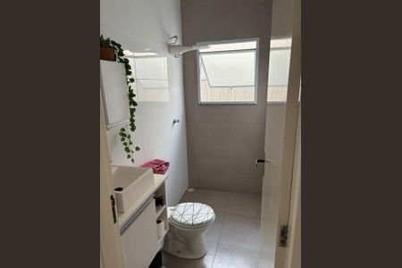 Banheiro de casa para alugar com 2 quartos, 30m² em Chácara Holiday, Itaquaquecetuba