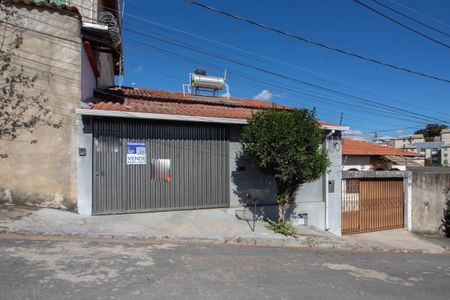 Casa à venda com 120m², 3 quartos e 2 vagas Casa à venda com 120m², 3 quartos e 2 vagasFachada