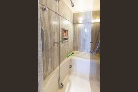 Apartamento à venda com 250m², 2 quartos e 3 vagas Apartamento à venda com 250m², 2 quartos e 3 vagasBanheiro da Suíte 1