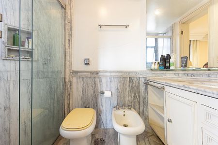 Apartamento à venda com 250m², 2 quartos e 3 vagas Apartamento à venda com 250m², 2 quartos e 3 vagasBanheiro da Suíte 2