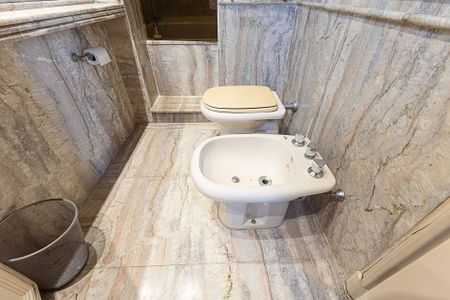 Apartamento à venda com 250m², 2 quartos e 3 vagas Apartamento à venda com 250m², 2 quartos e 3 vagasBanheiro da Suíte 1