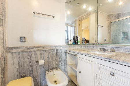 Apartamento à venda com 250m², 2 quartos e 3 vagas Apartamento à venda com 250m², 2 quartos e 3 vagasBanheiro da Suíte 2