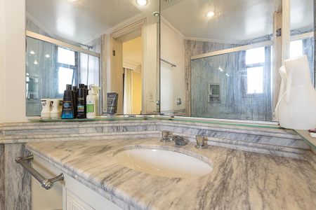 Apartamento à venda com 250m², 2 quartos e 3 vagas Apartamento à venda com 250m², 2 quartos e 3 vagasBanheiro da Suíte 2