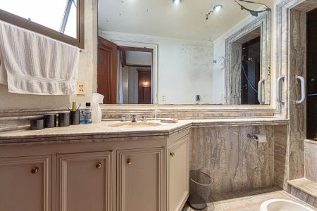 Apartamento à venda com 250m², 2 quartos e 3 vagas Apartamento à venda com 250m², 2 quartos e 3 vagasBanheiro da Suíte 1