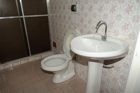 Banheiro de apartamento para alugar com 2 quartos, 64m² em Floresta, Porto Alegre