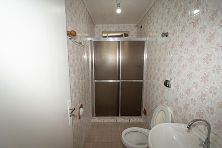 Banheiro de apartamento para alugar com 2 quartos, 64m² em Floresta, Porto Alegre