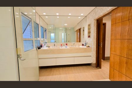 Casa de condomínio à venda com 400m², 4 quartos e 10 vagas Casa de condomínio à venda com 400m², 4 quartos e 10 vagasBanheiro da Suíte