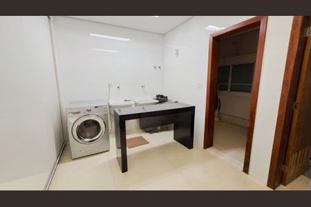 Casa de condomínio à venda com 400m², 4 quartos e 10 vagas Casa de condomínio à venda com 400m², 4 quartos e 10 vagasÁrea de serviço