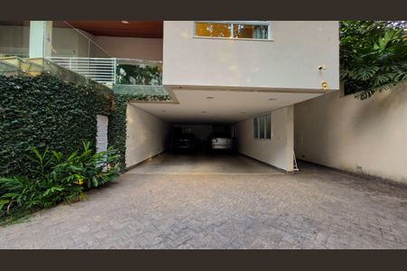Casa de condomínio à venda com 400m², 4 quartos e 10 vagas Casa de condomínio à venda com 400m², 4 quartos e 10 vagasFachada
