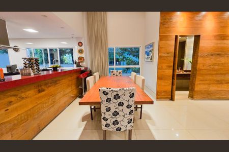 Casa de condomínio à venda com 400m², 4 quartos e 10 vagas Casa de condomínio à venda com 400m², 4 quartos e 10 vagasSala