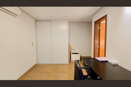 Casa de condomínio à venda com 400m², 4 quartos e 10 vagas Casa de condomínio à venda com 400m², 4 quartos e 10 vagasQuarto