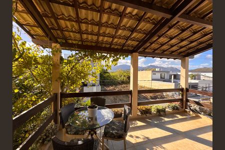 Casa de condomínio à venda com 400m², 4 quartos e 4 vagas Casa de condomínio à venda com 400m², 4 quartos e 4 vagasVaranda (Segundo Andar)