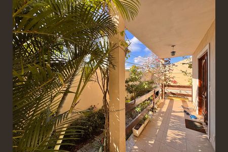 Casa de condomínio à venda com 400m², 4 quartos e 4 vagas Casa de condomínio à venda com 400m², 4 quartos e 4 vagasÁrea externa