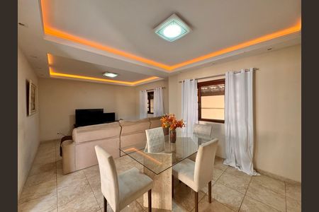 Casa de condomínio à venda com 400m², 4 quartos e 4 vagas Casa de condomínio à venda com 400m², 4 quartos e 4 vagasSala